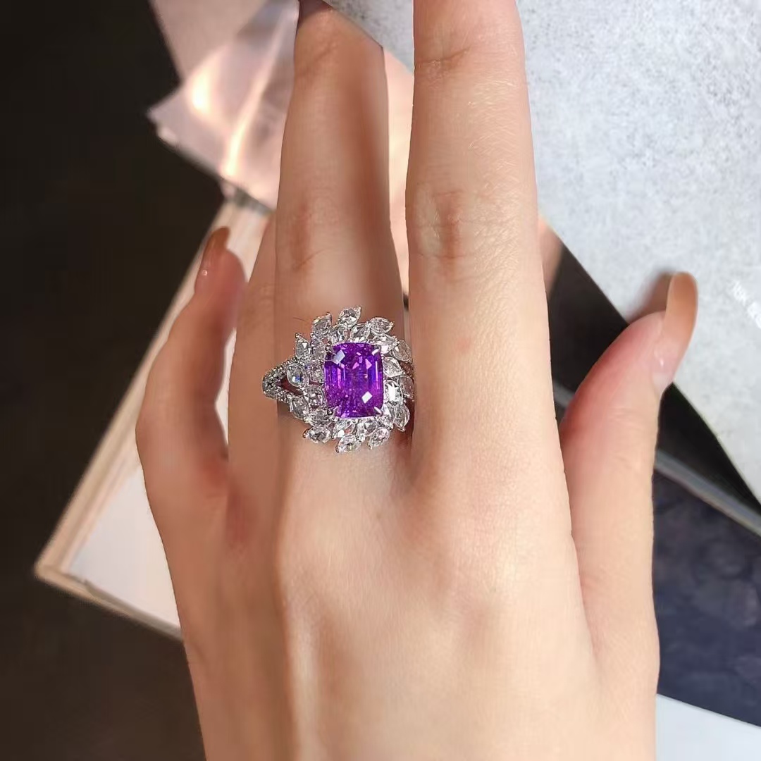 18K金钻石镶嵌 超美薰衣草蓝宝石戒指 主石2.91克拉 浪漫的主色调
