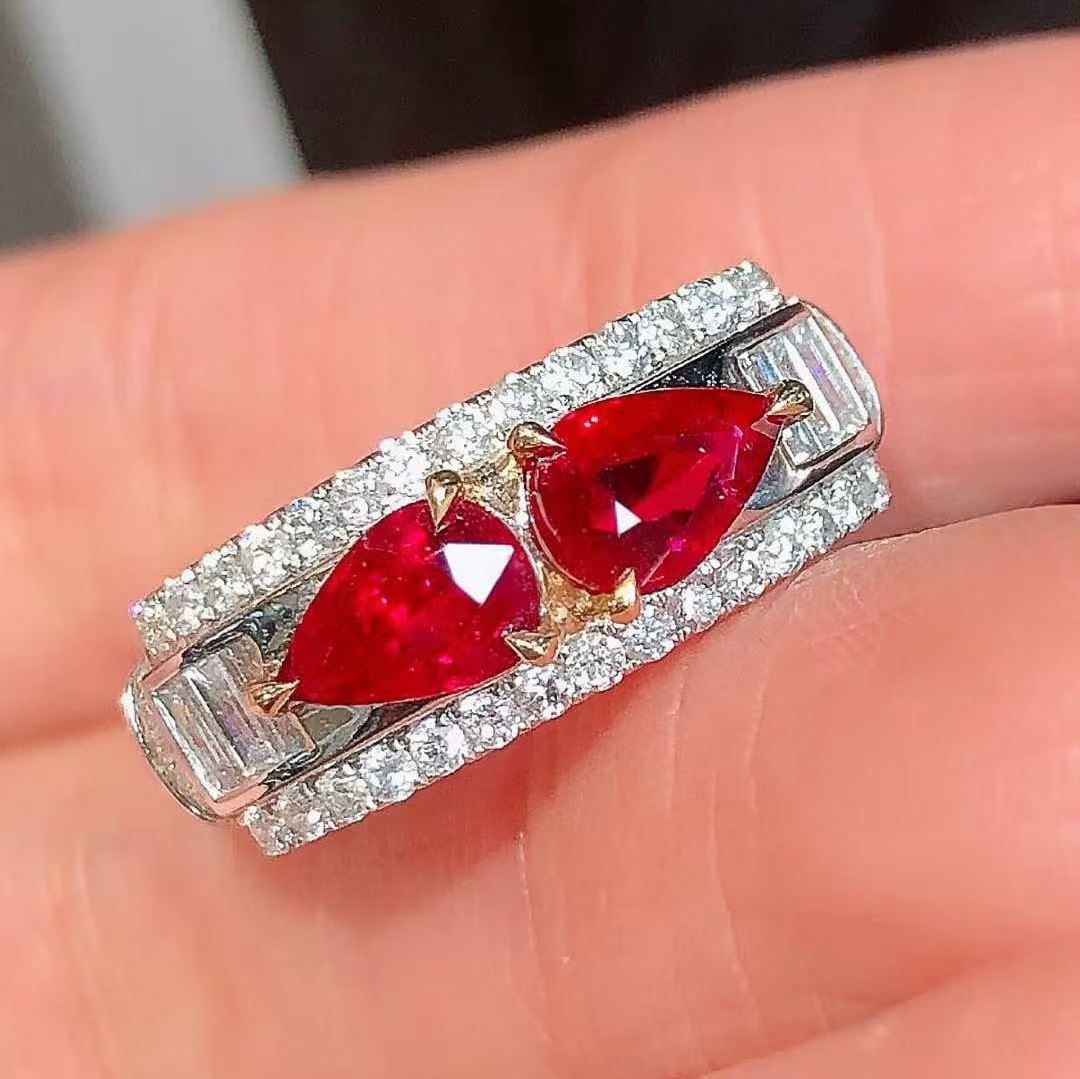 18K金钻石镶嵌 简约大气无烧鸽血宝石戒指 主石1.28克拉 双石设计