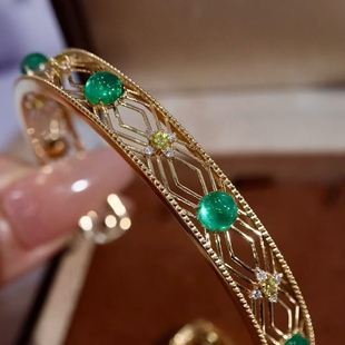优雅贵气与精致并存 主石3.35克拉 18K金钻石镶嵌 天然祖母绿手镯