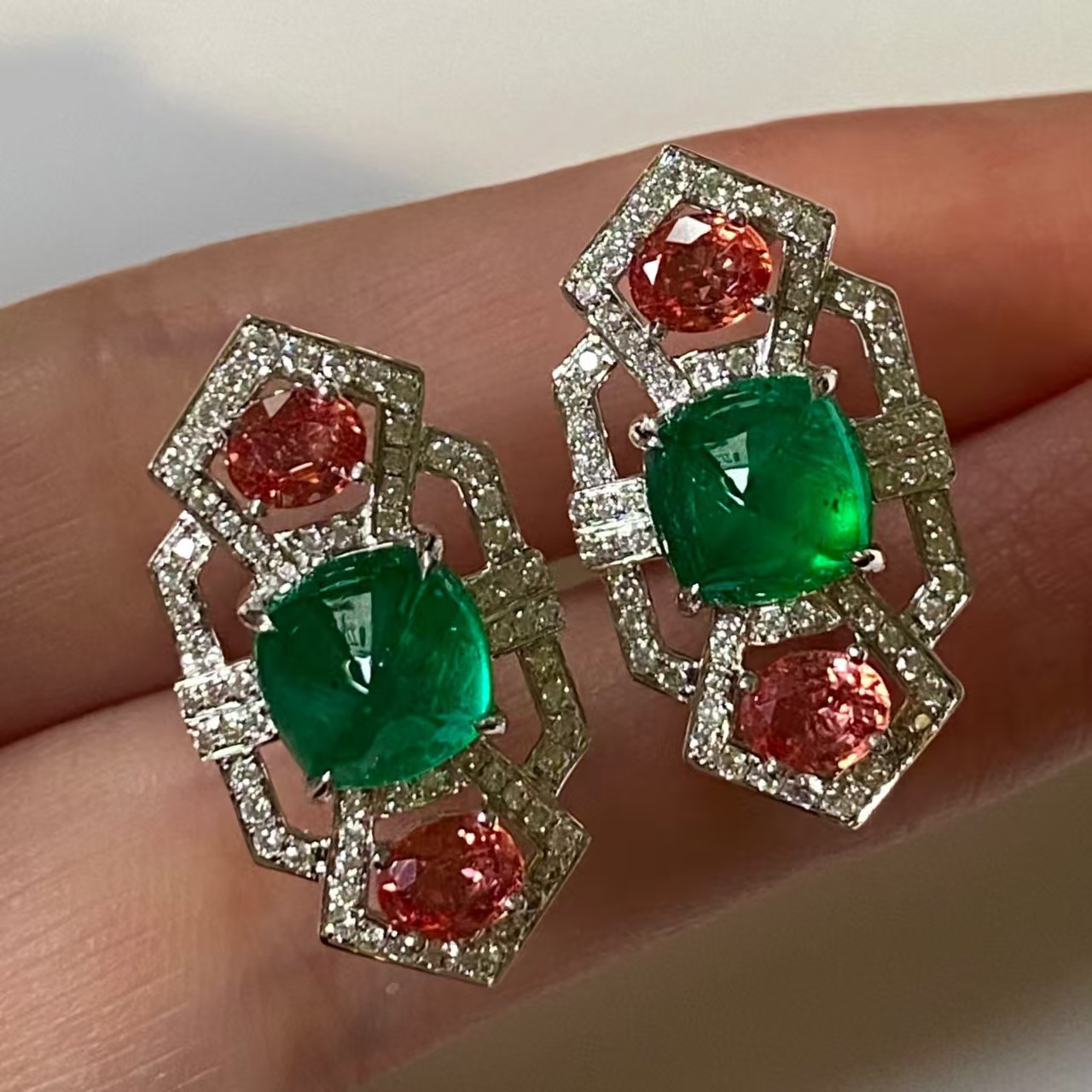 18K金钻石彩宝镶嵌 天然糖塔祖母绿耳环 主石4.22克拉 精致时尚