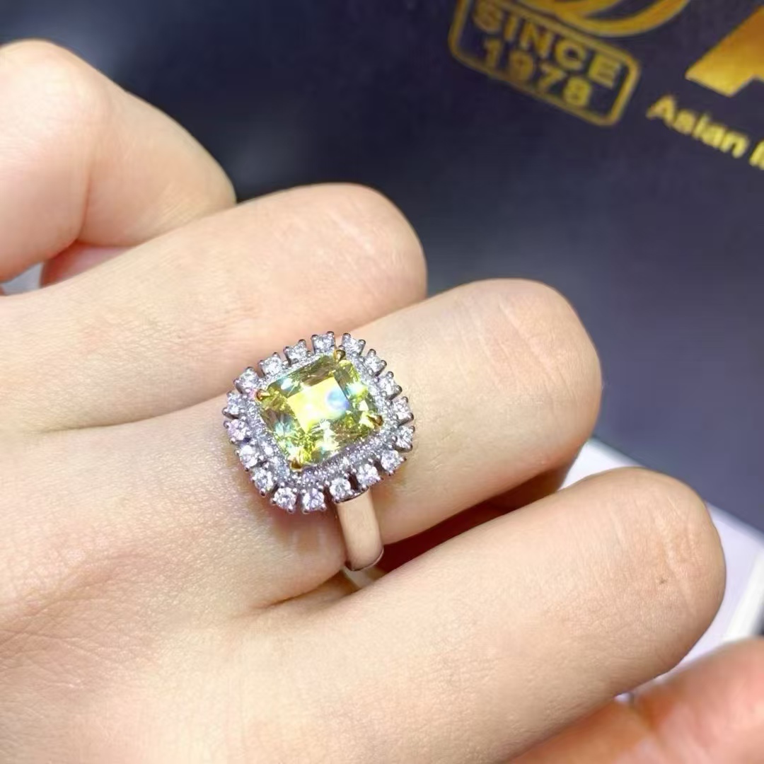 18K钻石镶嵌 无烧金绿宝石戒指 主石3.27克拉 上手优雅时尚国际证