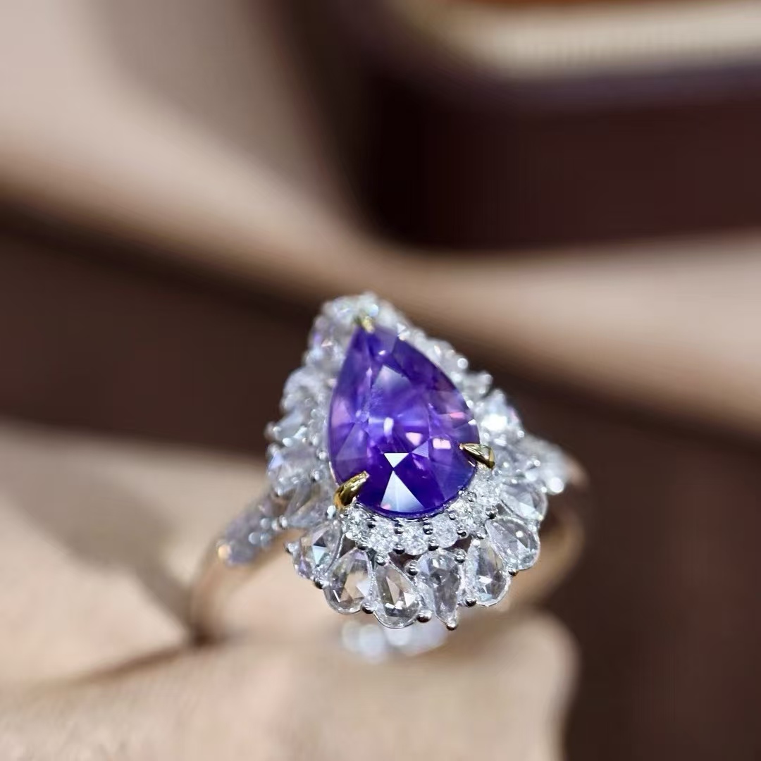 18K金钻石镶嵌无烧紫蓝宝石戒指 主石2.11克拉 火彩十足 闪耀夺目