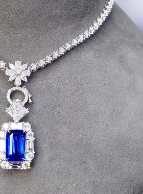 18K金钻石镶嵌天然蓝宝石吊坠 主石3.11克拉 满火彩皇家蓝色