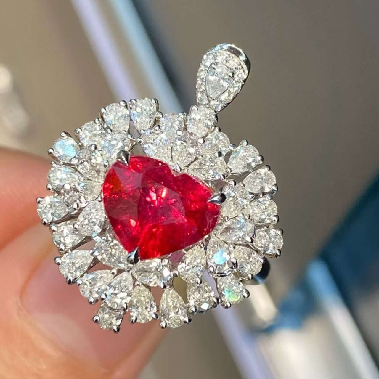 18K金钻石镶嵌 无烧鸽血红宝石戒指 主石2.53克拉 火辣爱心切割