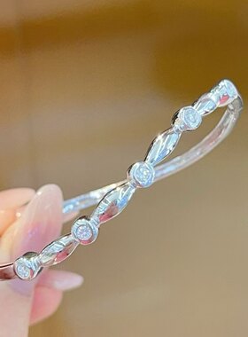 18K金镶嵌天然钻石手镯 简约大气 修饰腕间线条 日常百搭款式
