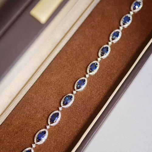 18K金钻石镶嵌 皇家蓝宝石手链 主石7.25克拉 简单高贵且大方