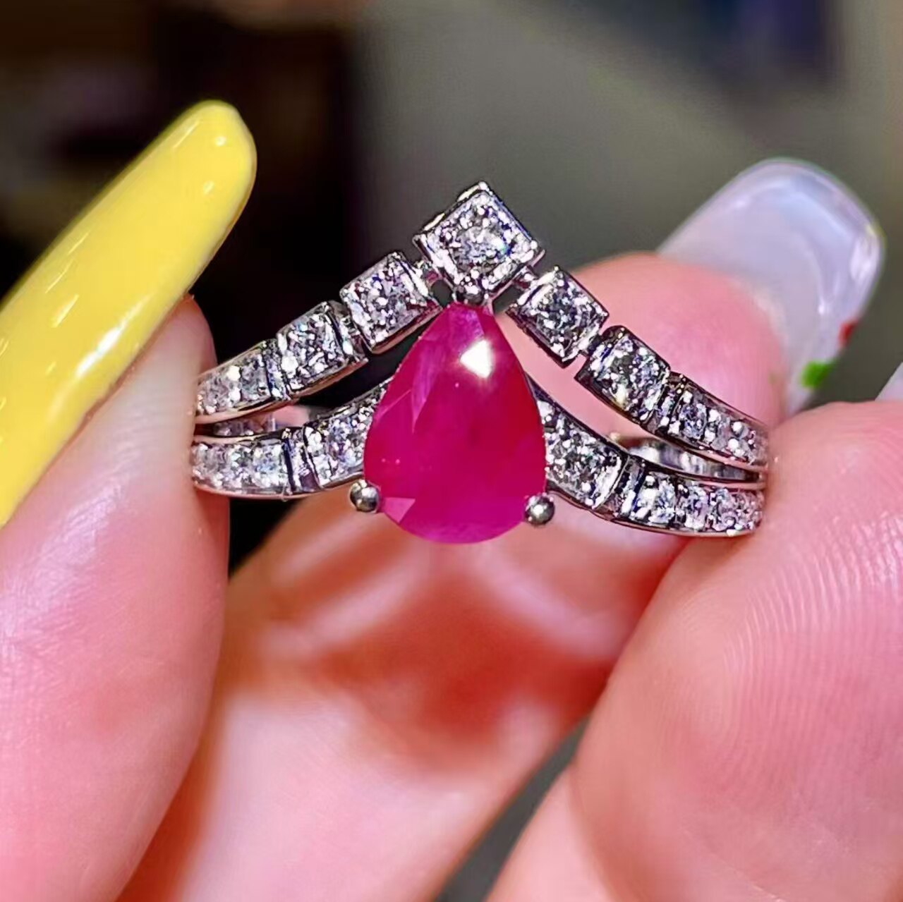 18K钻石镶嵌 天然水滴红宝石戒指 主石1.07克拉 精致优雅皇冠设计