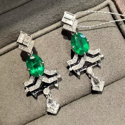 18K钻石镶嵌 大牌风祖母绿耳环 主石2.45克拉 明亮玻璃体颜色浓郁