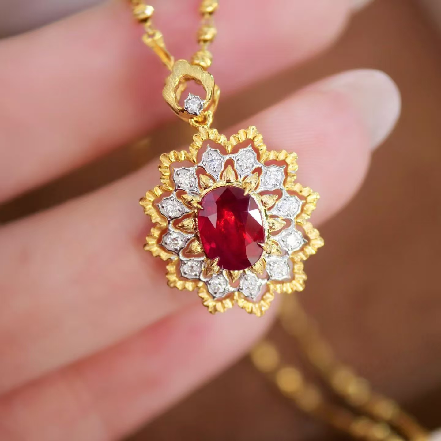 精美的布契拉提风格 天然缅甸红宝石吊坠 主石1.02克拉 精致时髦