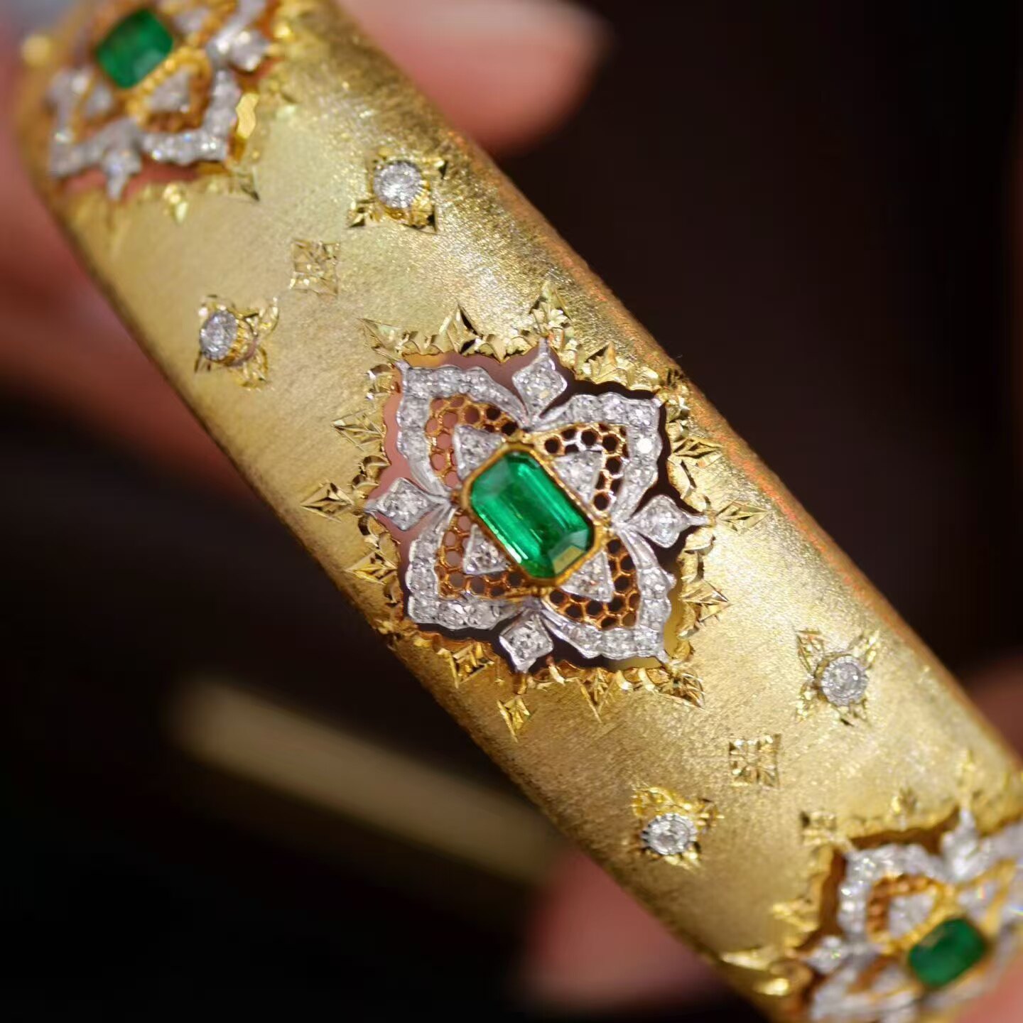 18K金钻石镶嵌 高级布契拉提风祖母绿手镯 主石0.76克拉 时髦高贵