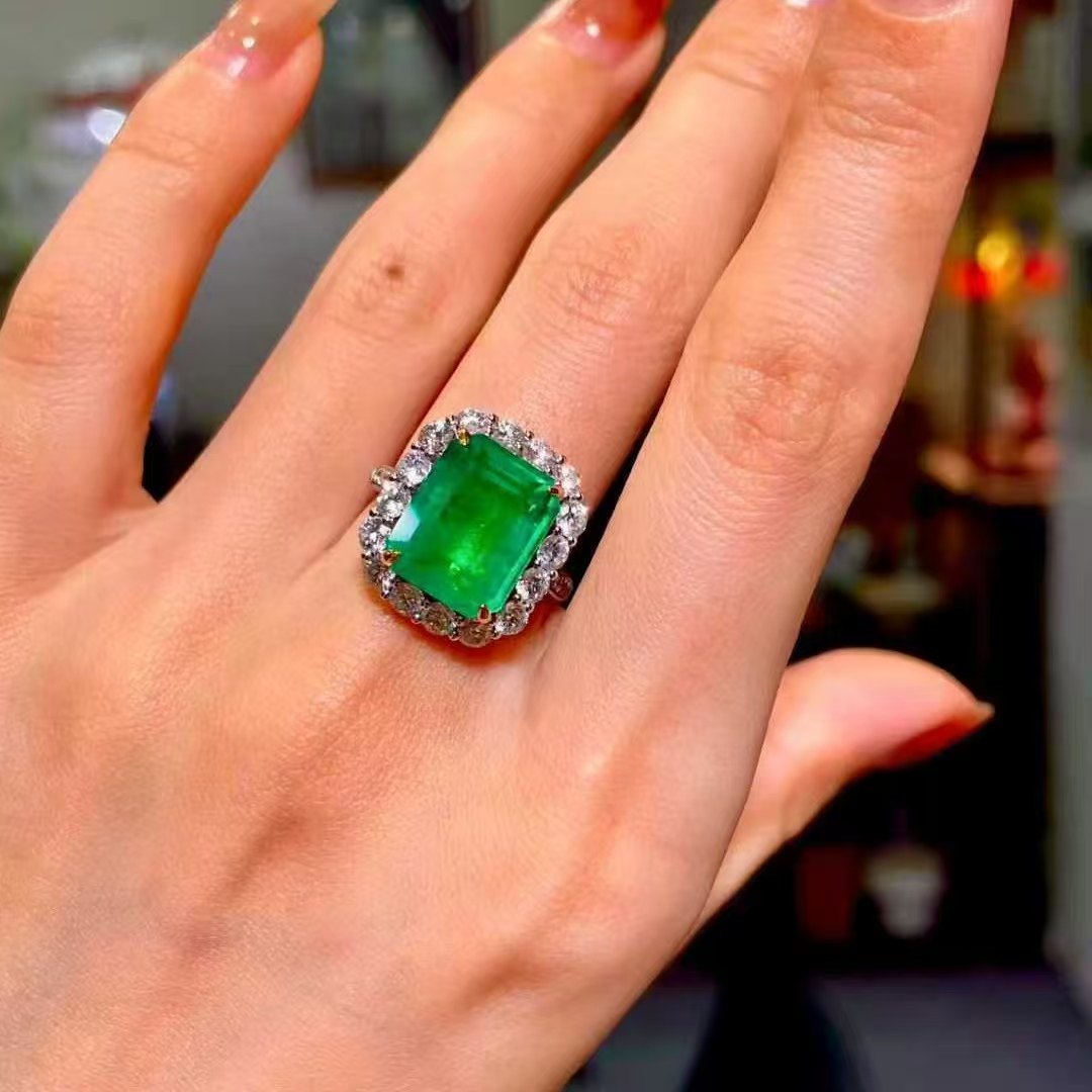 18K金钻石镶嵌 天然祖母绿戒指 主石6.43克拉 大气奢华 颜色鲜艳,珠宝/钻石/翡翠,手饰,淘宝优惠券,粉丝福利购,淘宝优惠卷