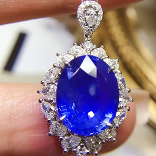 18K金钻石镶嵌 天然无烧蓝宝石吊坠 主石7.15克拉 鲜艳矢车菊蓝