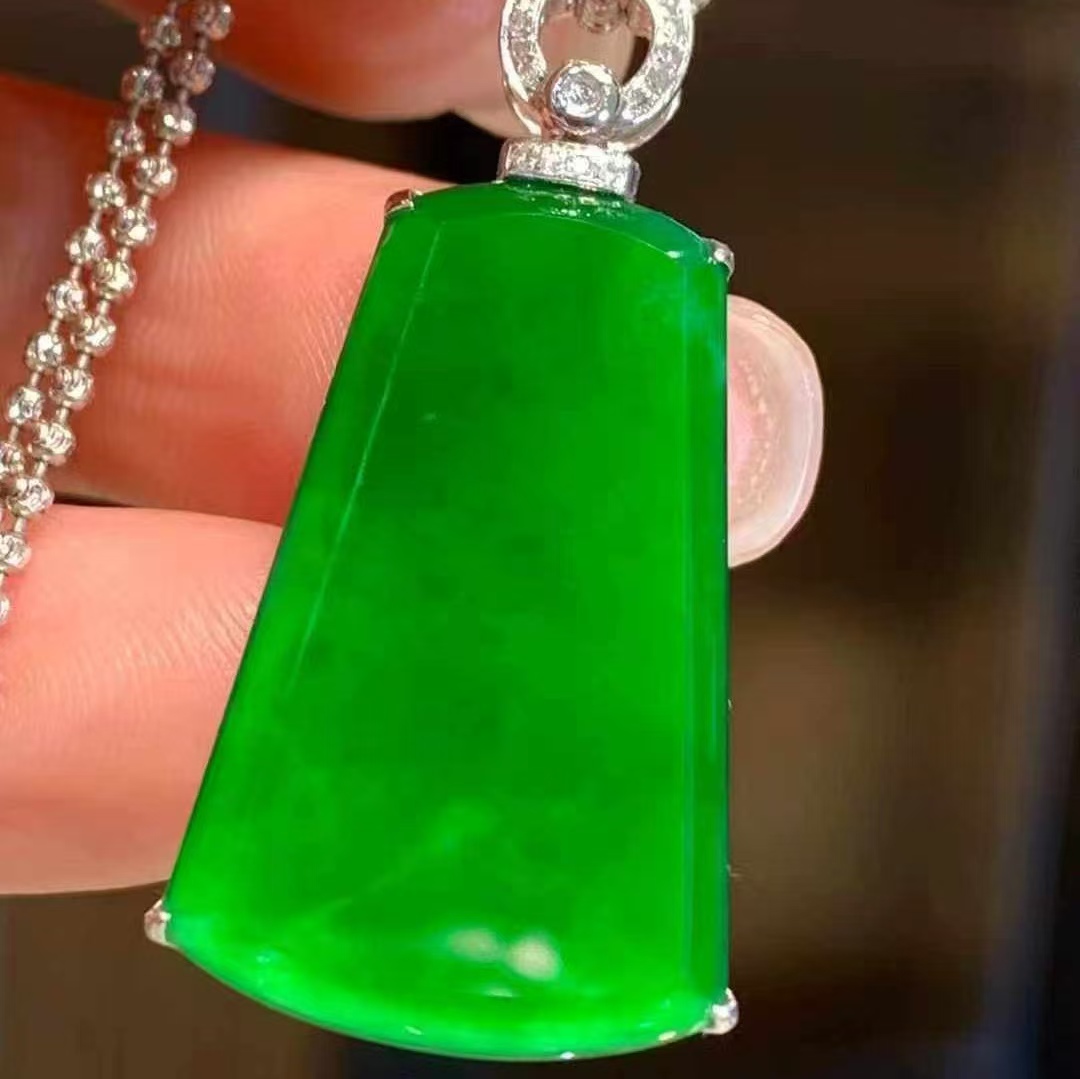 18K金钻石港工镶嵌 天然A货翡翠平安无事牌吊坠 尺寸16.5*26mm