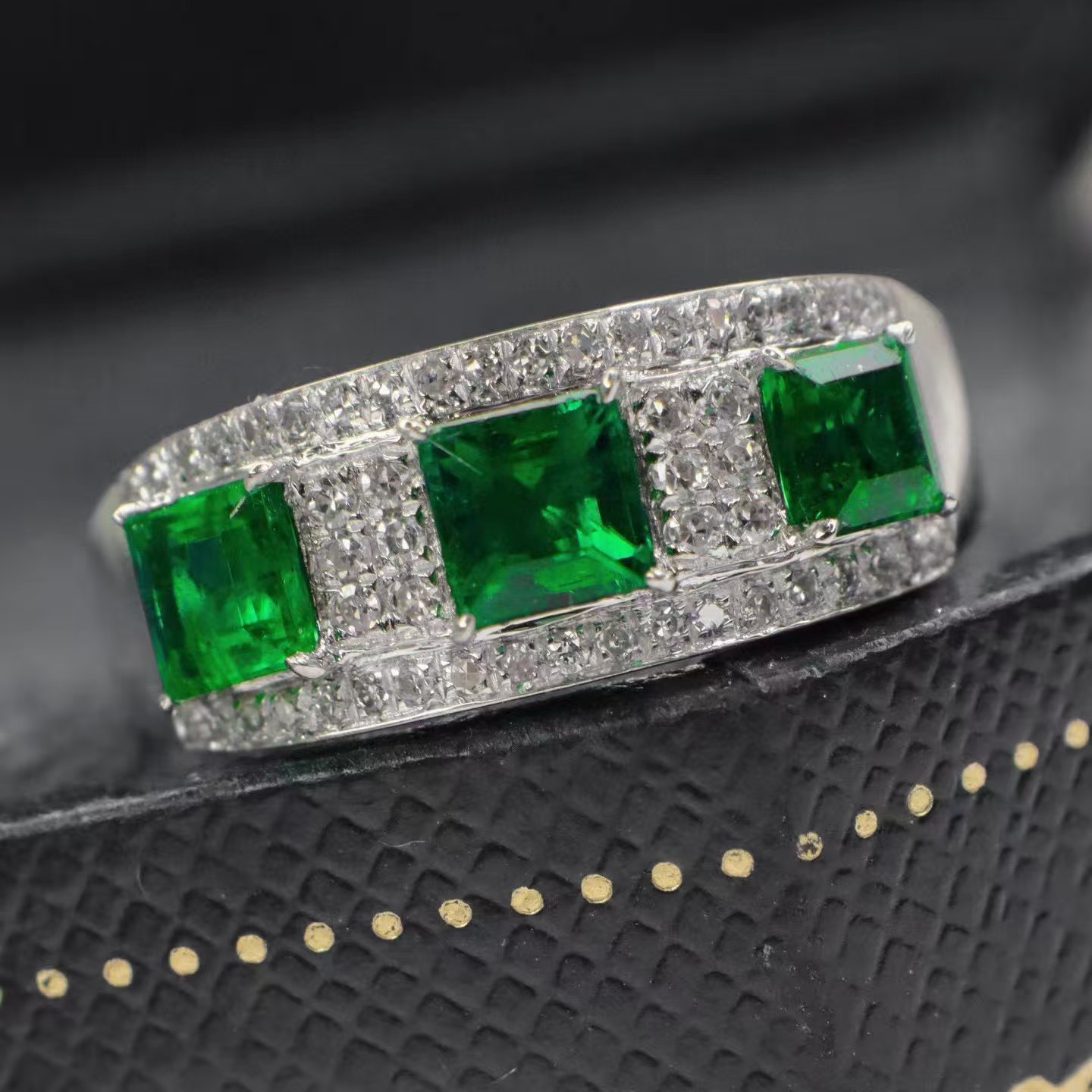 PT铂金钻石镶嵌 天然巴基斯坦Swat祖母绿戒指 主石1.7克拉 轻奢风,珠宝/钻石/翡翠,手饰,淘宝优惠券,粉丝福利购,淘宝优惠卷