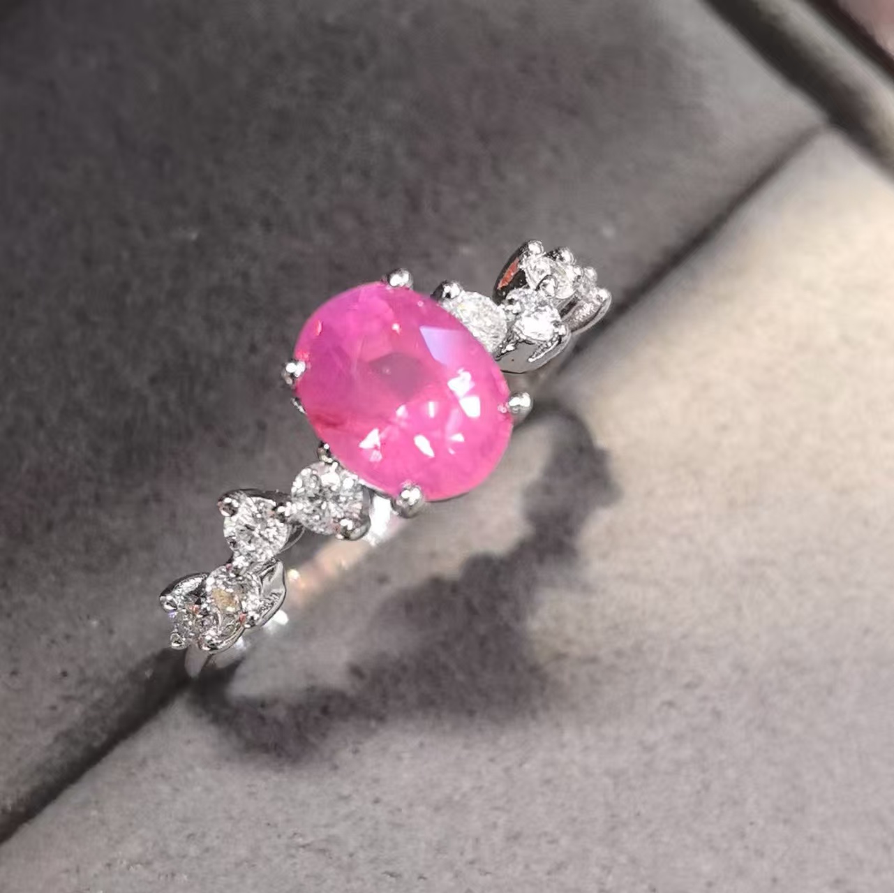 18K金钻石镶嵌 无烧帕帕拉恰戒指 霓虹感强 梦幻色系 主石1.63ct