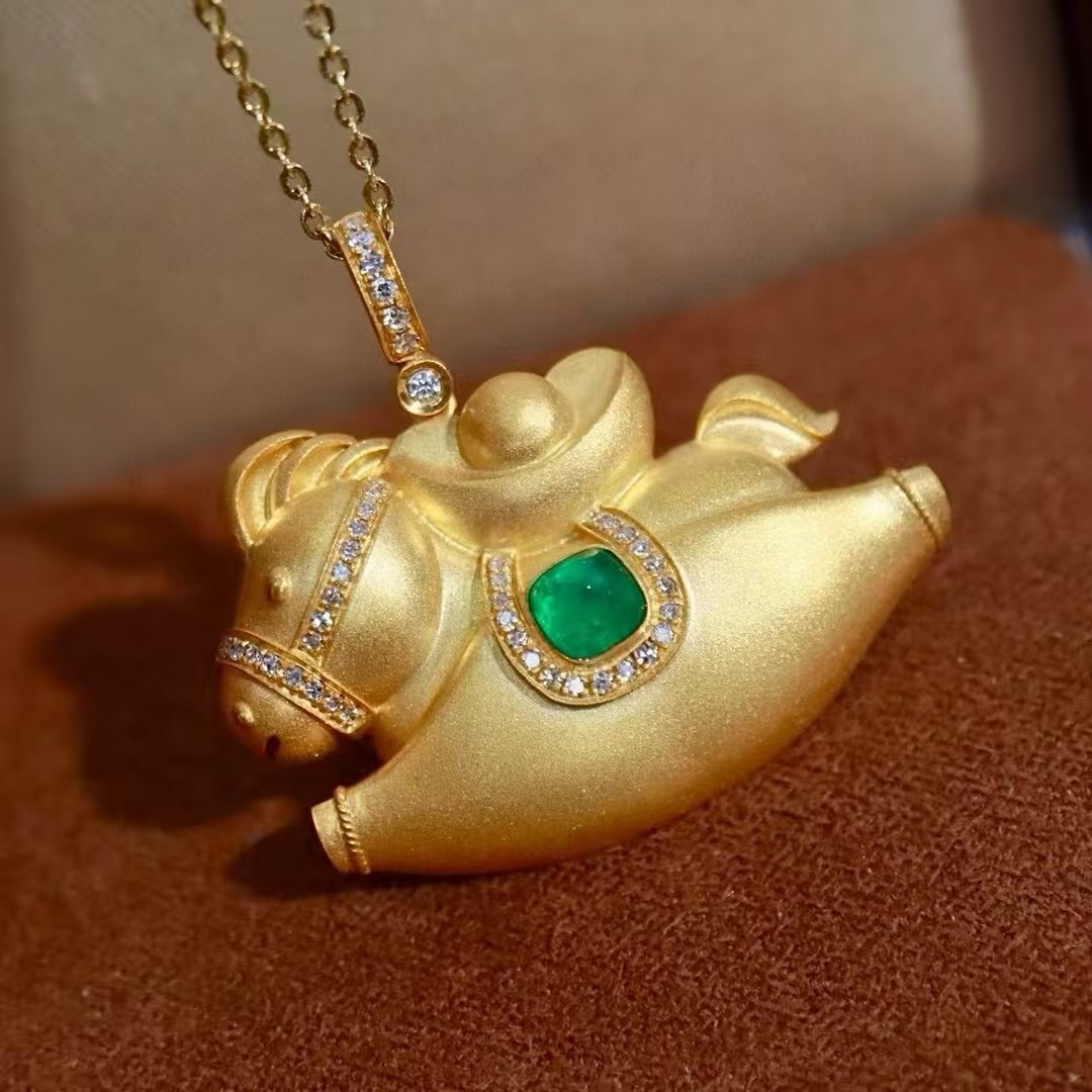 18K哥伦比亚祖母绿吊坠主石0.3克拉 本命年招财可爱元宝小马设计