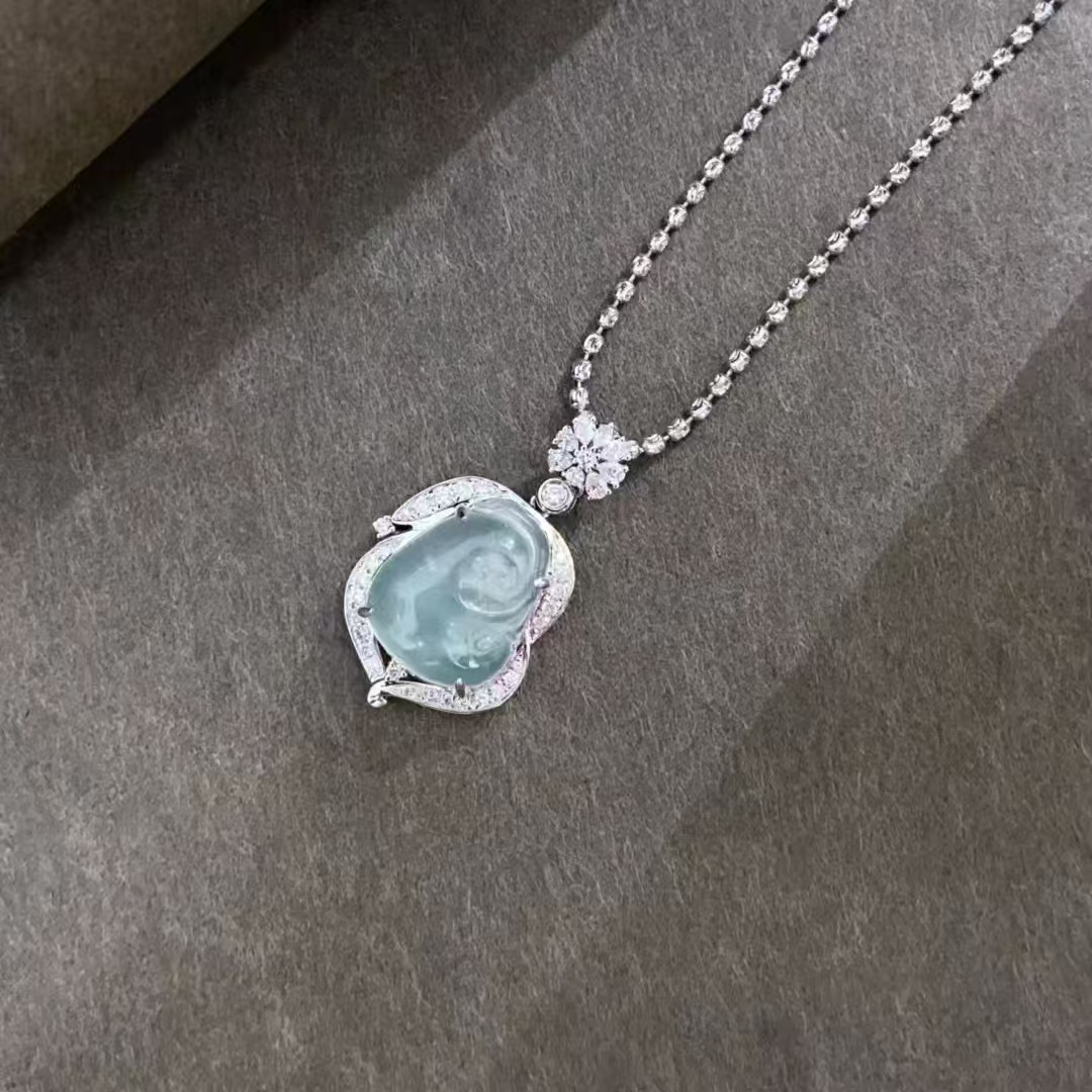 18K金镶嵌冰种飘花如意翡翠吊坠 伴钻40分 通透晶莹的质感 寓意好