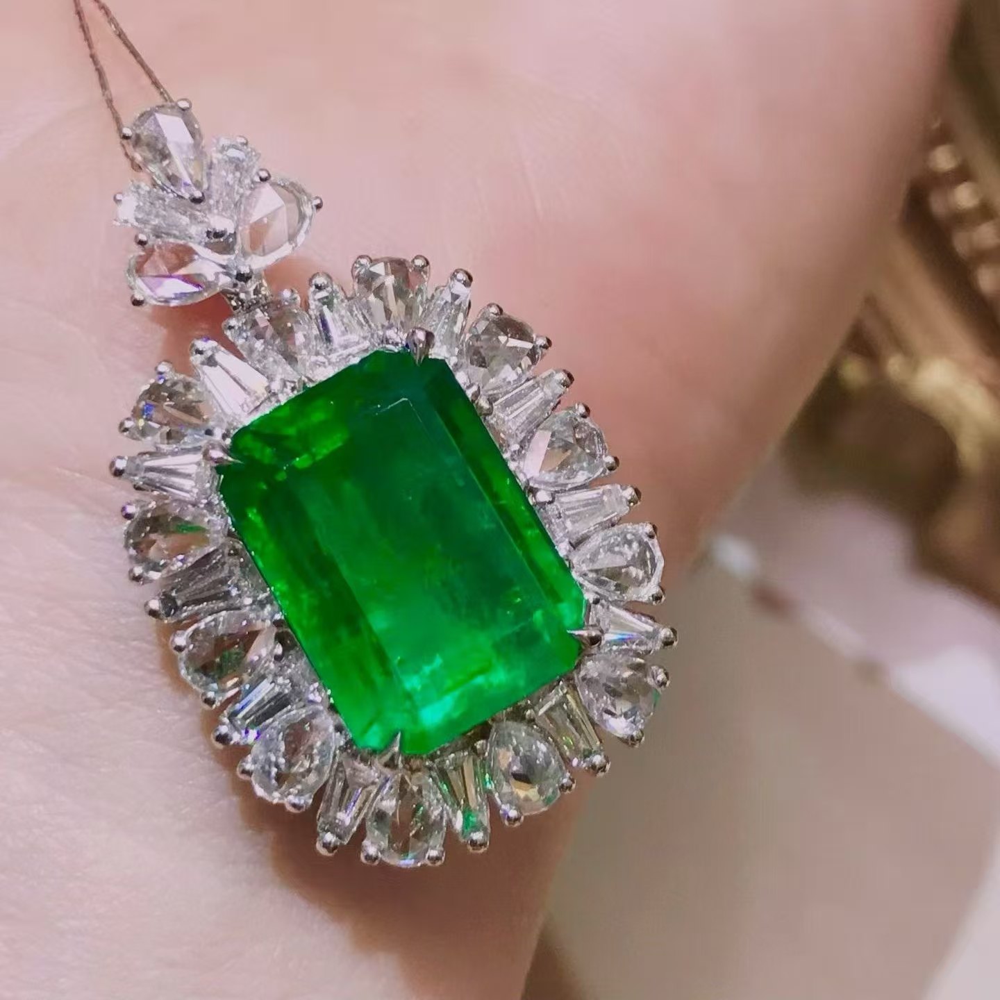 18K金钻石镶嵌 大颗粒高品质祖母绿吊坠 主石7.7克拉 吉尔德证书,珠宝/钻石/翡翠,颈饰,淘宝优惠券,粉丝福利购,淘宝优惠卷
