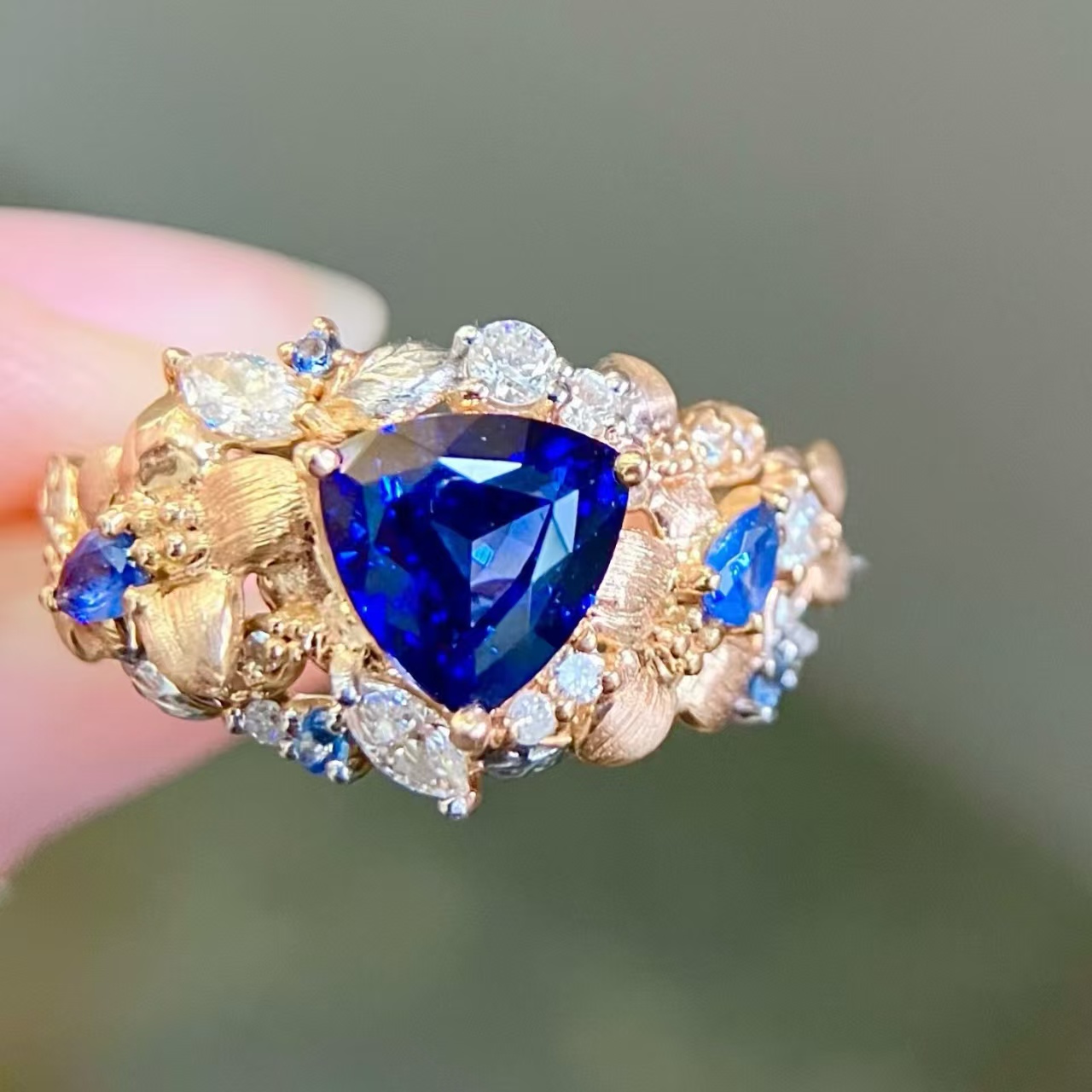 18K金钻石彩宝镶嵌 巴洛克时代的珠宝风格蓝宝石戒指 充满了神秘
