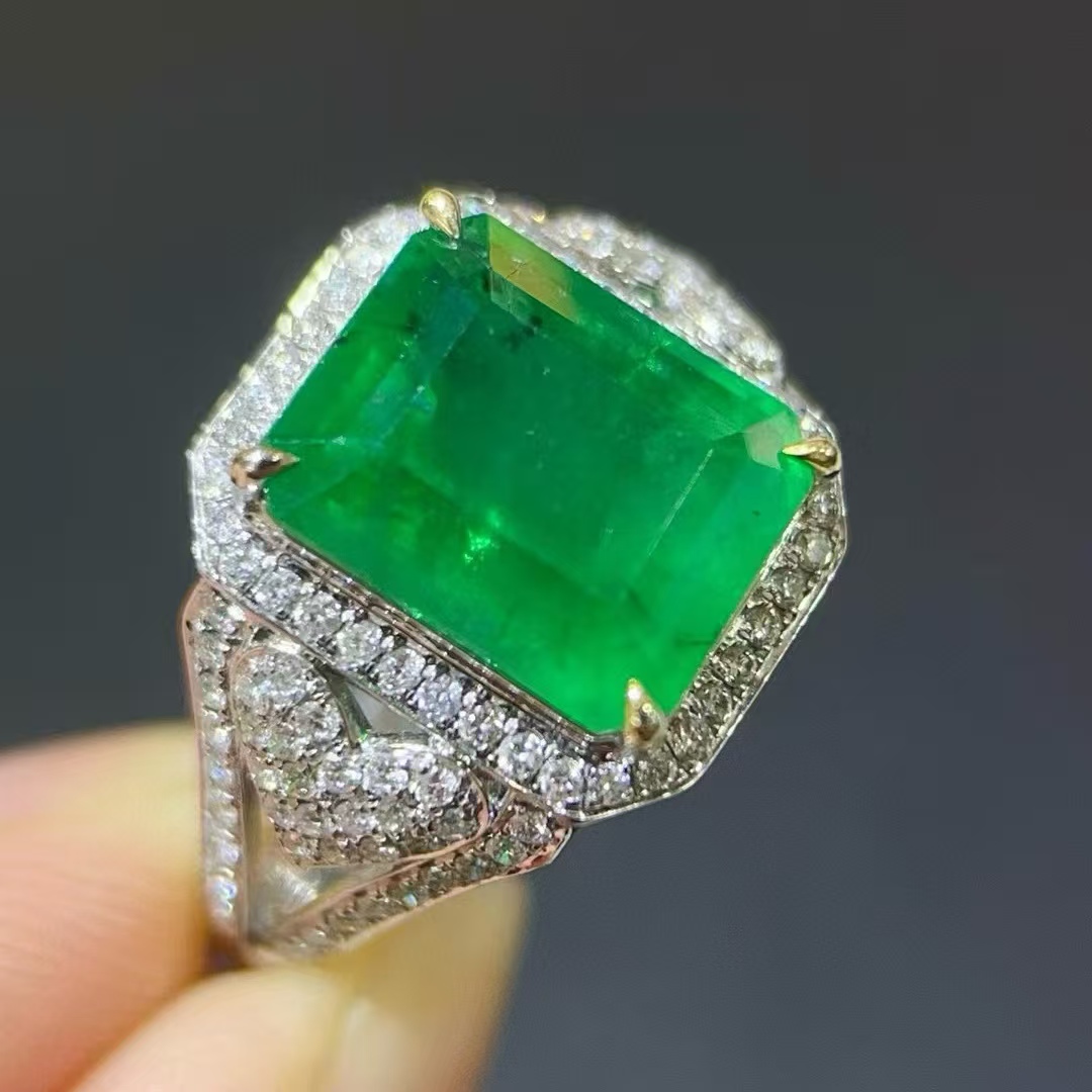 18K金钻石镶嵌 天然祖母绿戒指 主石5.09克拉 上手显白显气质