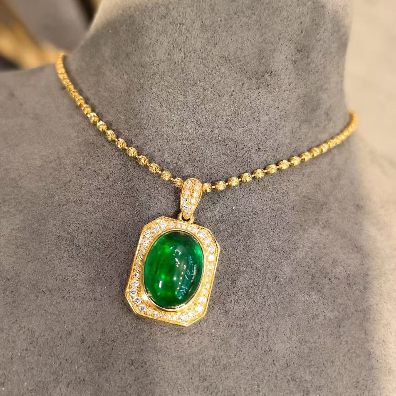 18K金钻石镶嵌 简约大气高品质祖母绿吊坠 浓郁vivid green起荧光