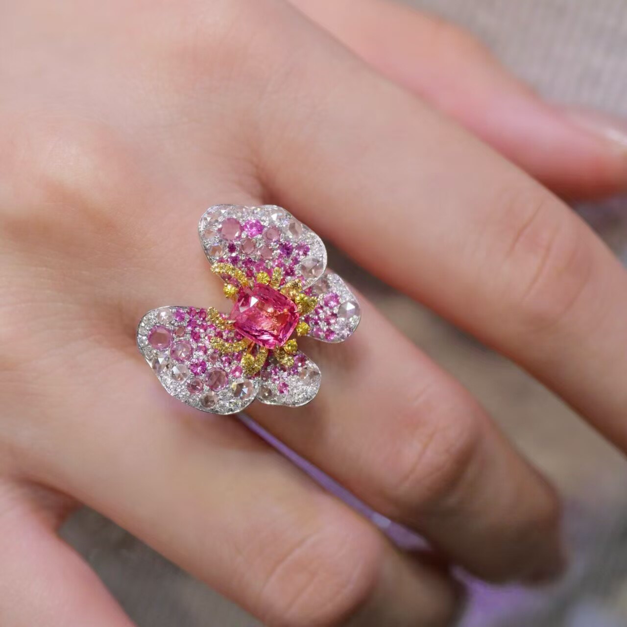 18K金钻石彩宝镶嵌 天然莲花色尖晶石戒指 主石1.01克拉 蝴蝶设计