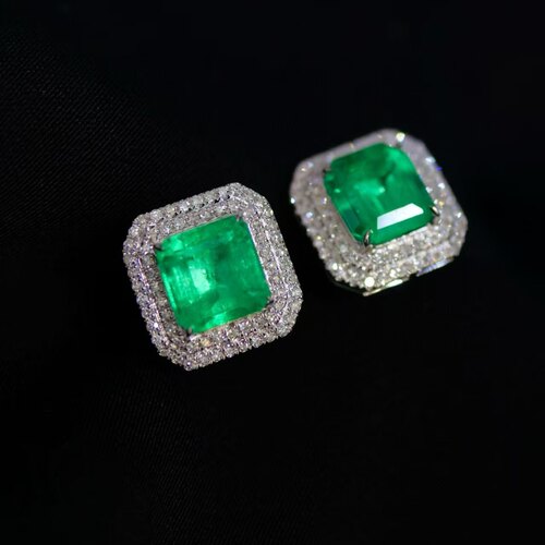 18K金钻石镶嵌 哥伦比亚祖母绿耳钉 主石2.58克拉 上耳存在感很强