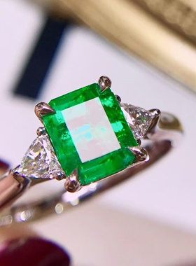 18K金钻石镶嵌 哥伦比亚祖母绿戒指 经典三石款vivid green鲜绿色