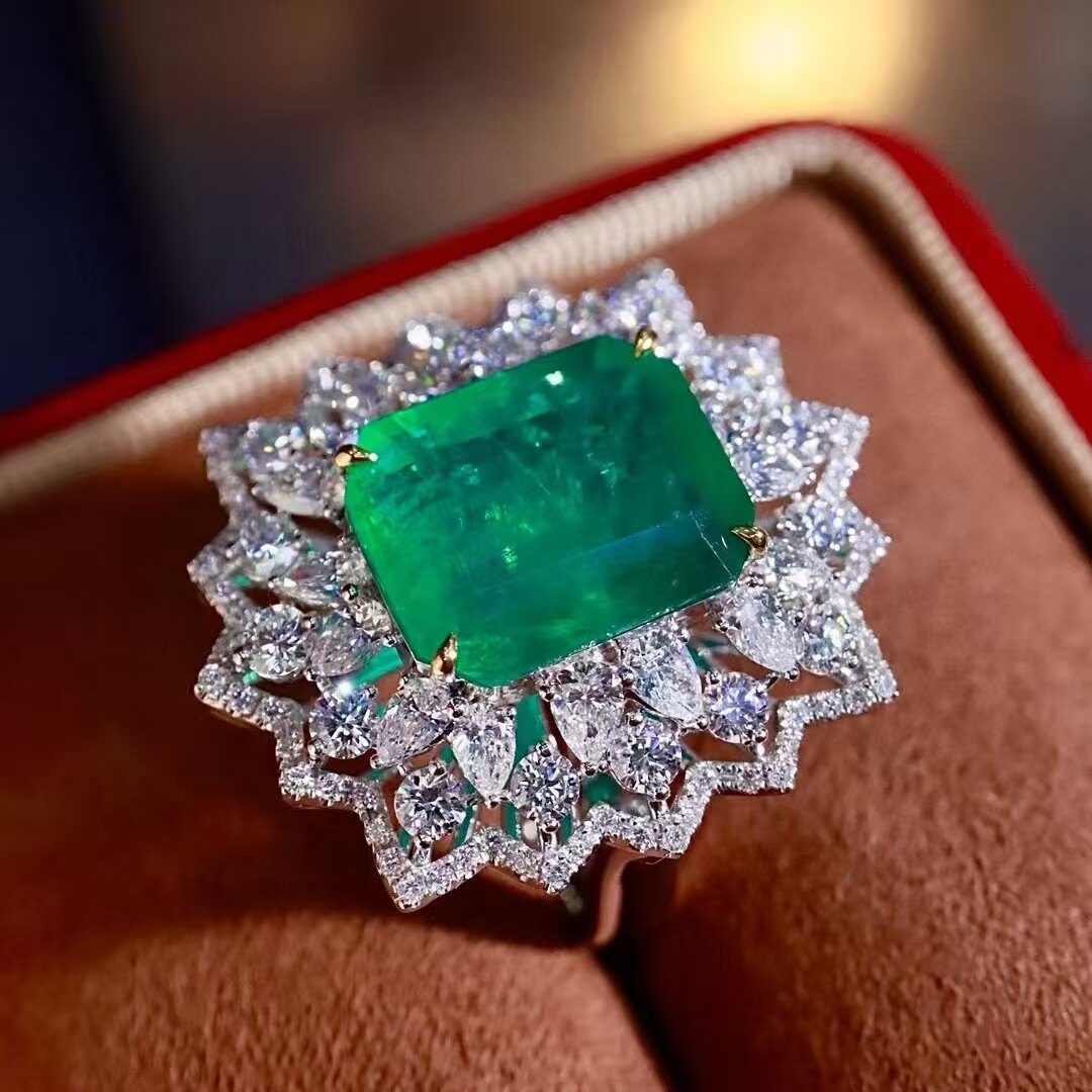 18K金钻石镶嵌 天然祖母绿戒指 主石6.15克拉 高品质上手气场全开