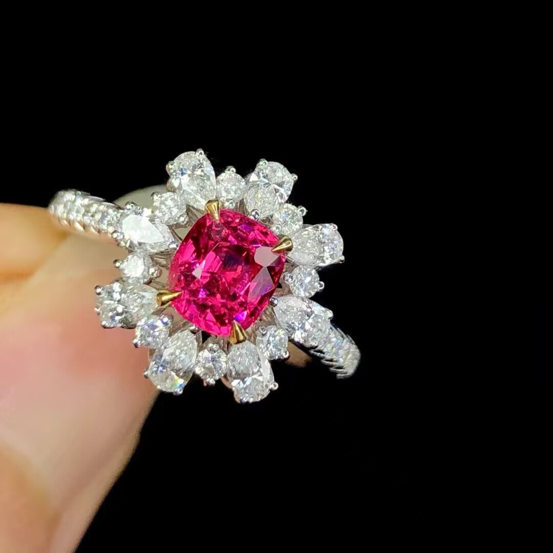 18K金钻石镶嵌无烧绝地武士尖晶石戒指 主石1.16克拉 国际证书