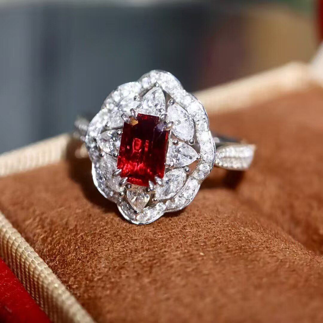 18K金钻石镶嵌无烧红宝石戒指 主石0.66克拉 指间的浪漫 温柔百搭