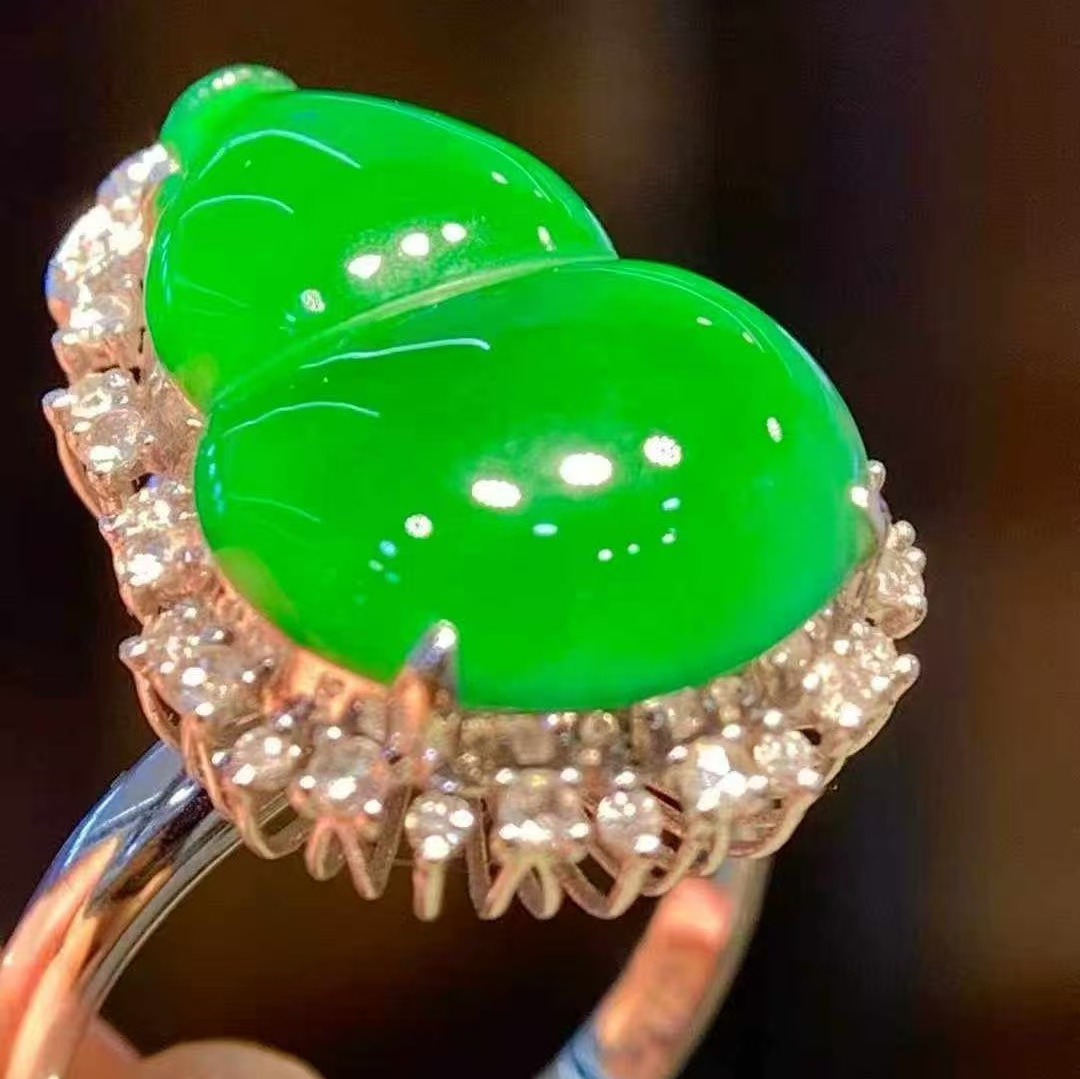 18K金钻石港工镶嵌 天然A货翡翠葫芦戒指 尺寸13*18mm 重5.2克