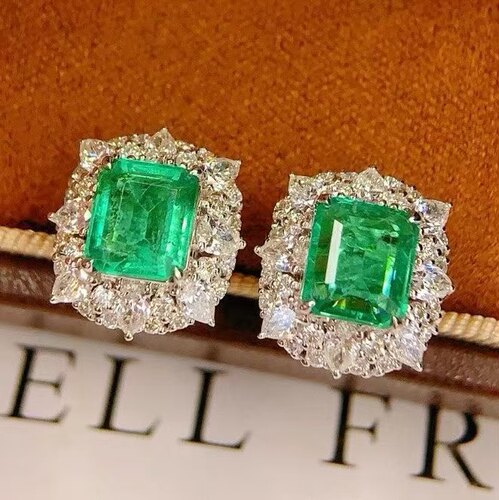 18K金钻石镶嵌 天然祖母绿耳钉 主石2.35克拉 颜色鲜艳 翠绿明亮