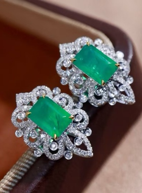 18K金钻石镶嵌 天然祖母绿耳钉 主石2.04克拉 光彩照人纯洁又明亮