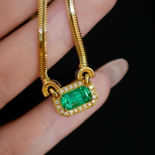 18K钻石镶嵌天然祖母绿项链 主石1.05克拉 经典百搭 让人一见钟情