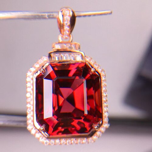 18K金钻石镶嵌 天然极美红碧玺吊坠主石11.68克拉 玻璃体颜色鲜艳