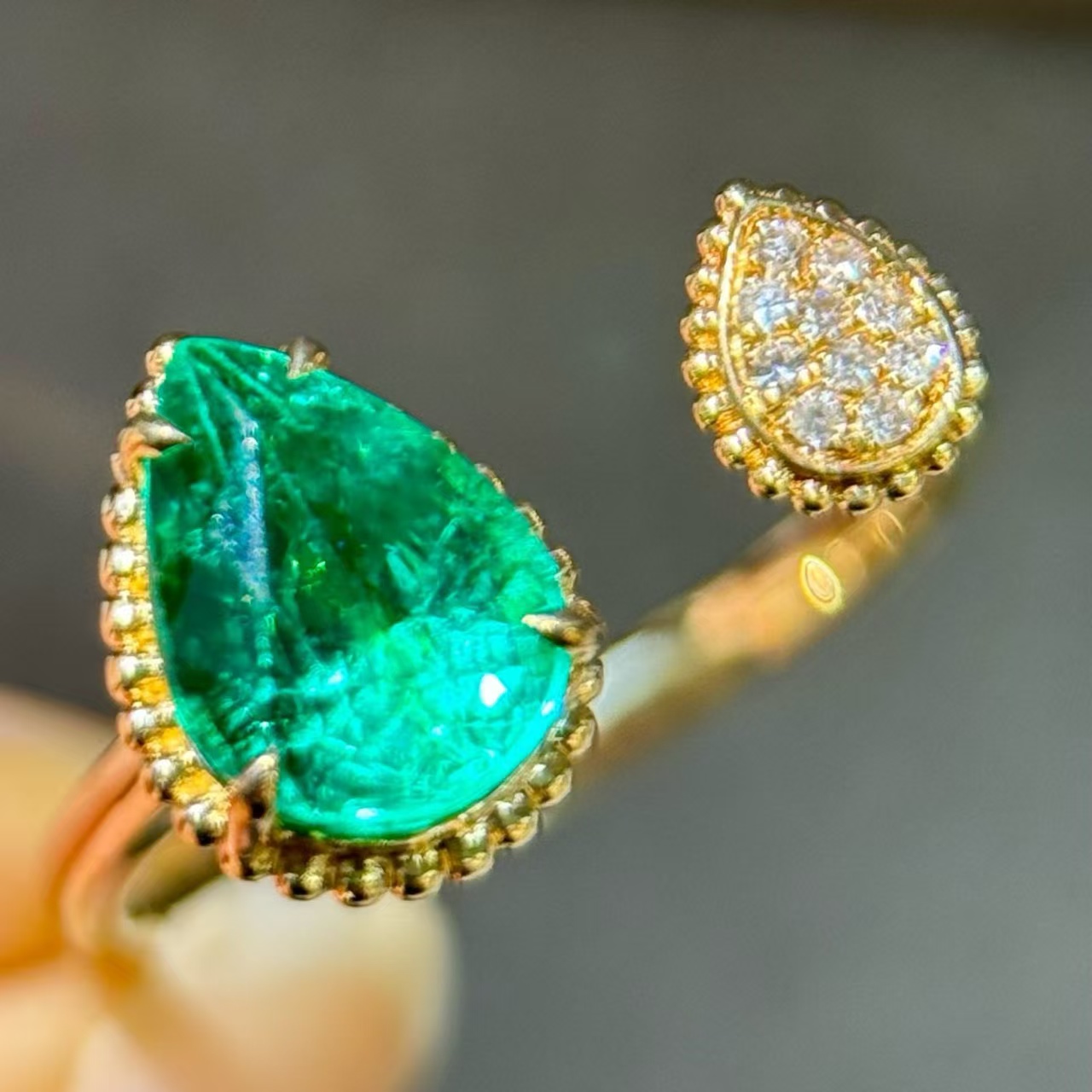 18K金钻石镶嵌 开口设计款天然祖母绿戒指 主石1.96克拉 浓郁鲜艳