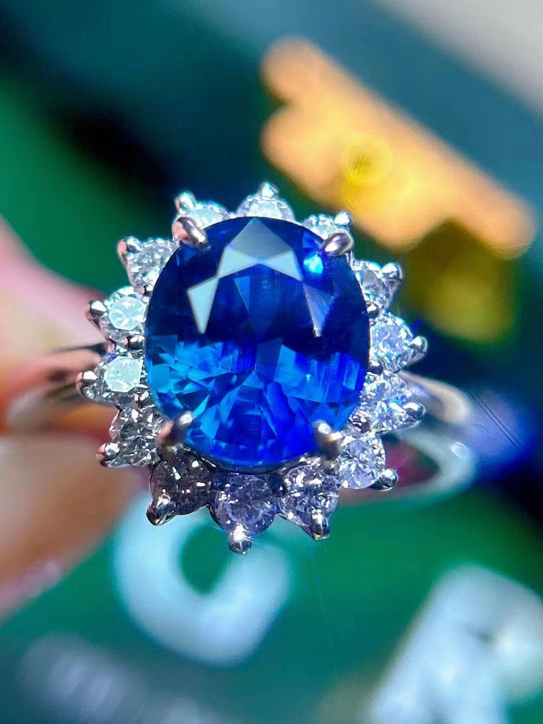 pt900钻石镶嵌 蓝宝石戒指 主石3.5克拉 颜色浓郁饱和度高 戴妃款