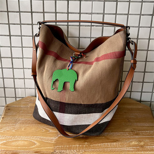 经典黄麻格子水桶包手提单肩腋下大容量通勤女流行休闲格纹托特包