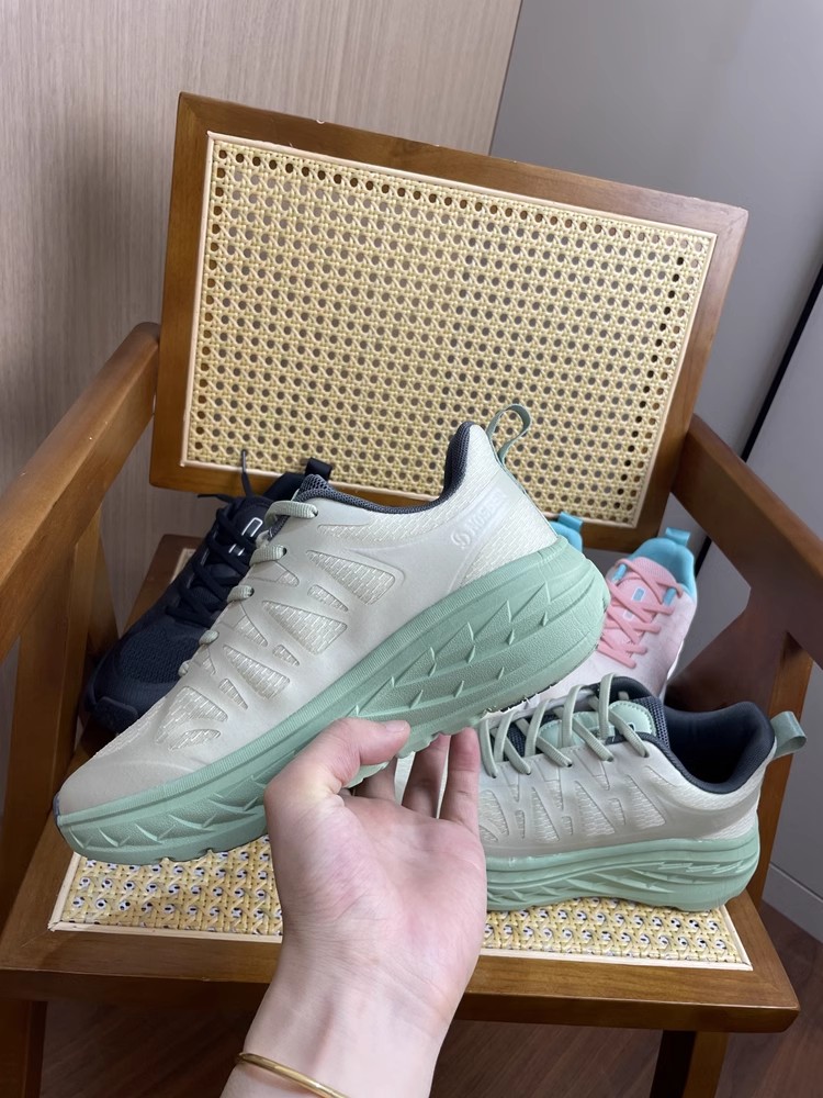 网布鞋面透气轻量运动鞋