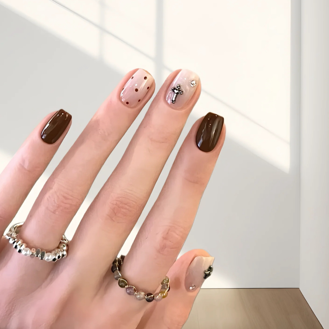 手工秋冬简约渐变极光粉棕色克罗心美甲高级感穿戴甲短款2025新款
