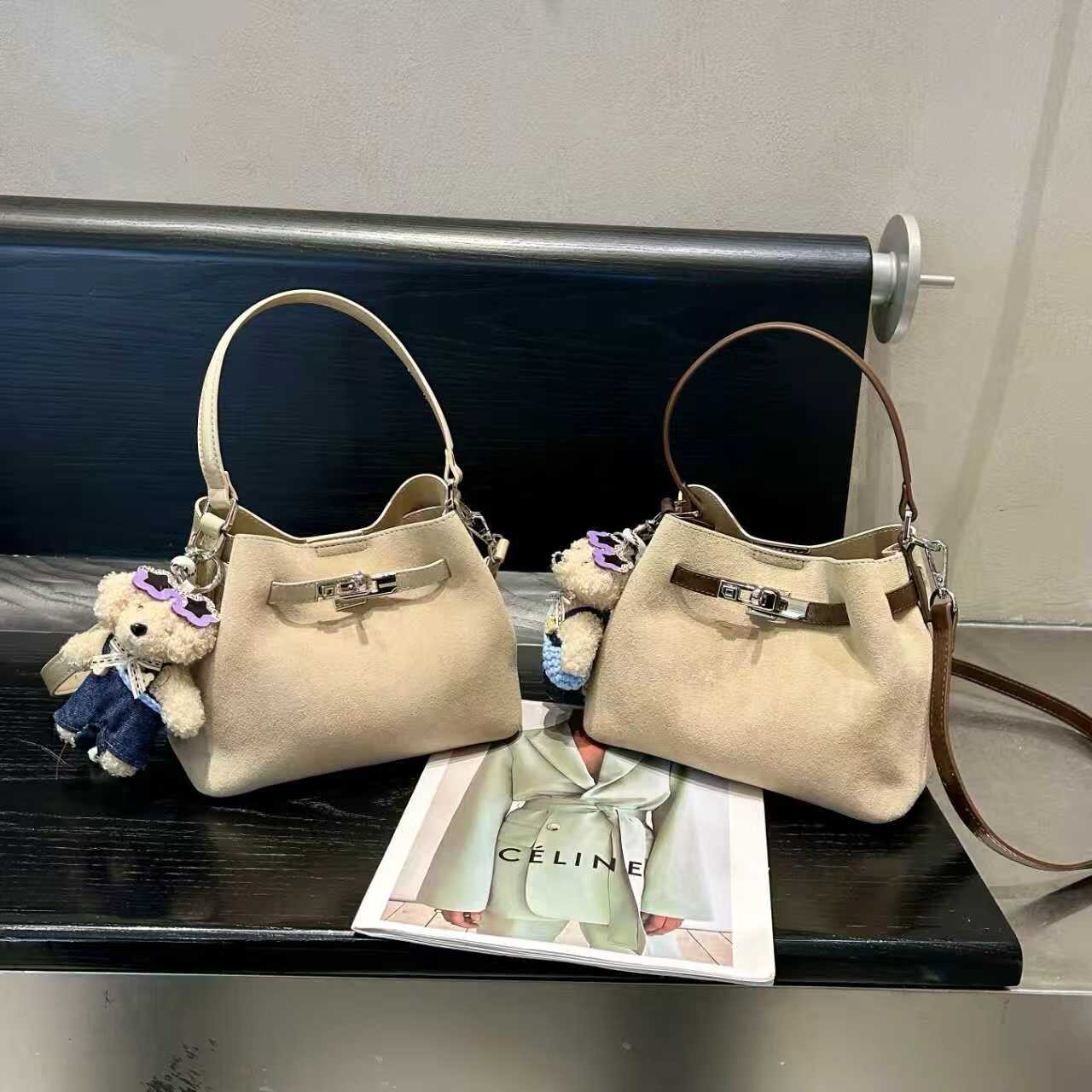 美缇2026新款女包高级感磨砂皮手提水桶包时尚百搭单肩斜挎包小包