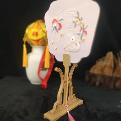 广西绣蕴坊绣球 绛色纳纱绣佛手玉兔竹柄团扇依托架