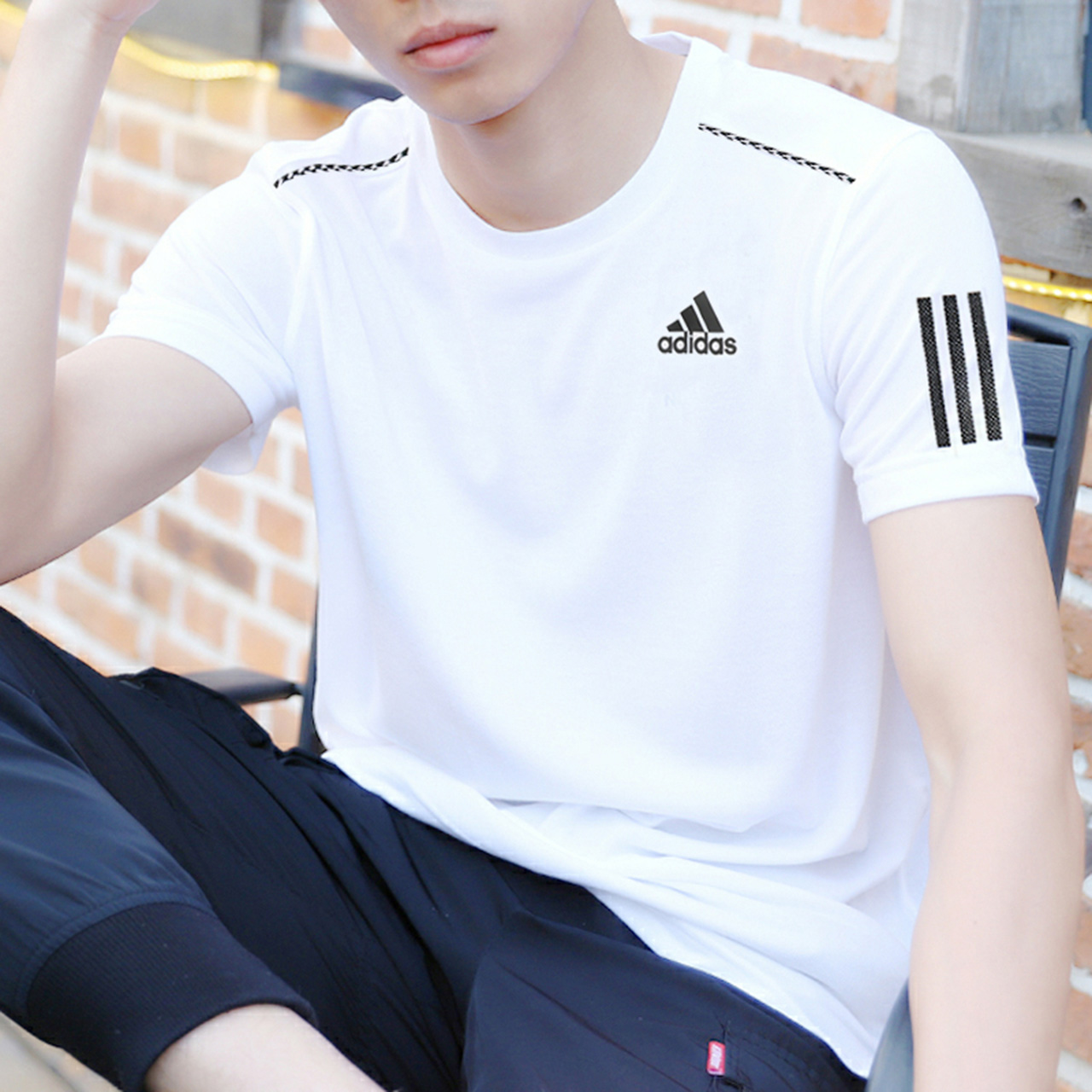 阿迪达斯速干透气白色T恤