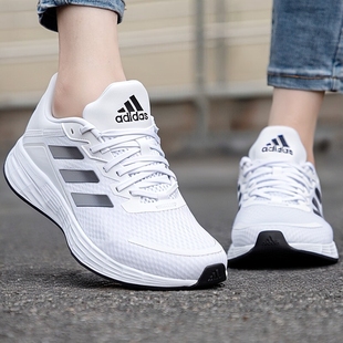 阿迪达斯休闲女鞋春季新款透气运动鞋轻便耐磨健步白色网面跑步鞋