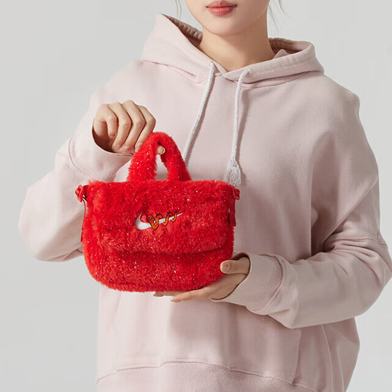 耐克斜挎包羊羔绒单肩包Nike红色新年款毛绒绒旅行腰包男女运动包