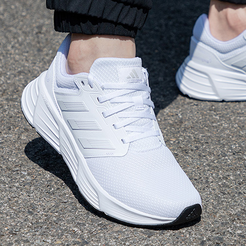 Adidas假一赔十白色跑步鞋