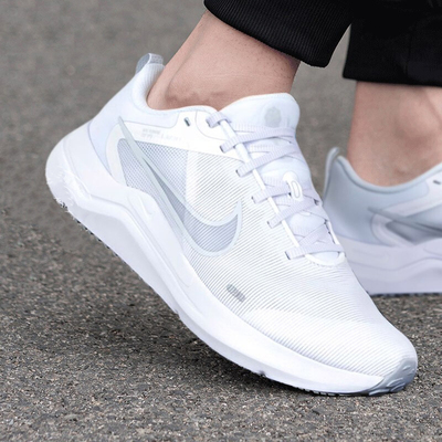 白色透气跑步鞋NIKE耐克