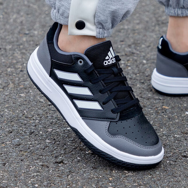 Adidas皮面黑色休闲鞋篮球板鞋