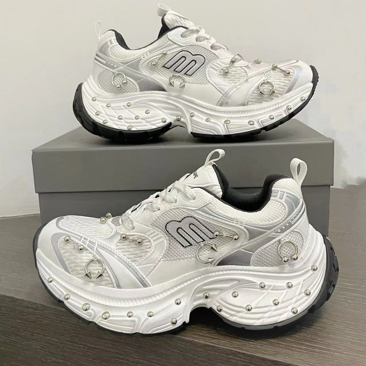 真皮2025春季10xl老爹鞋铆钉女走秀款百搭厚底情侣休闲运动鞋复古